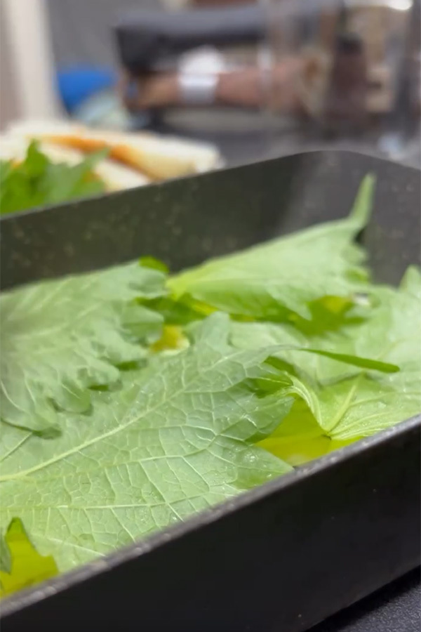『玉子焼き器』にちくわを並べて…　できたものに「悪魔的においしそう」「作ってみる」