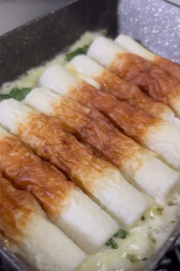 『玉子焼き器』にちくわを並べて…　できたものに「悪魔的においしそう」「作ってみる」