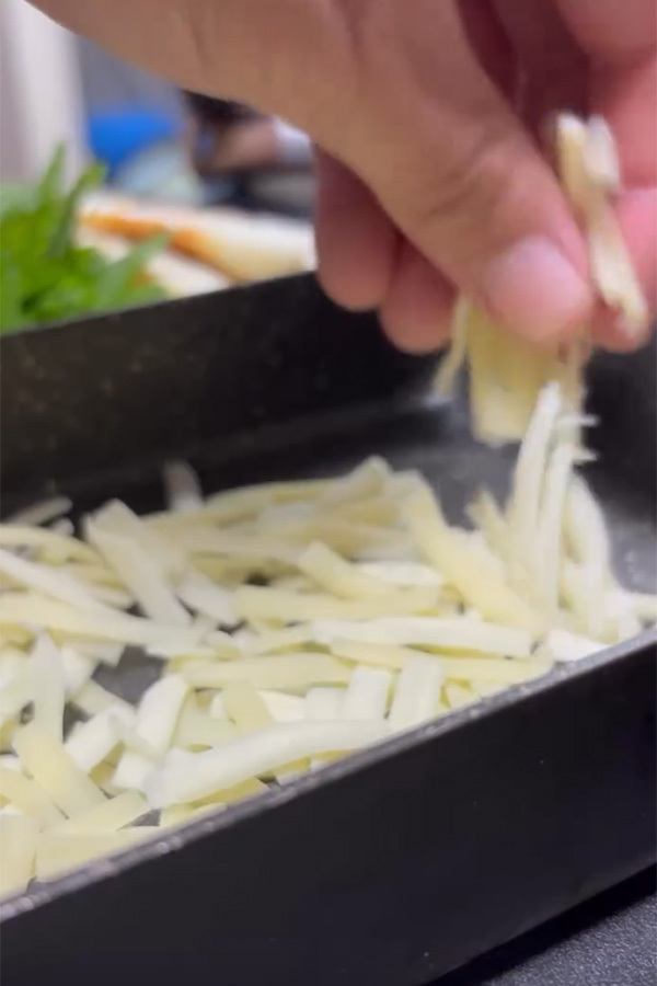 『玉子焼き器』にちくわを並べて…　できたものに「悪魔的においしそう」「作ってみる」