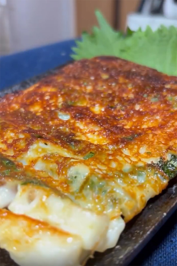 『玉子焼き器』にちくわを並べて…　できたものに「悪魔的においしそう」「作ってみる」