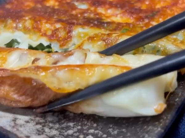 『玉子焼き器』にちくわを並べて…　できたものに「悪魔的においしそう」「作ってみる」