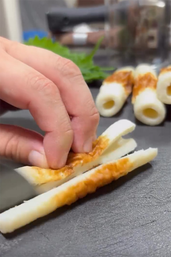 『玉子焼き器』にちくわを並べて…　できたものに「悪魔的においしそう」「作ってみる」