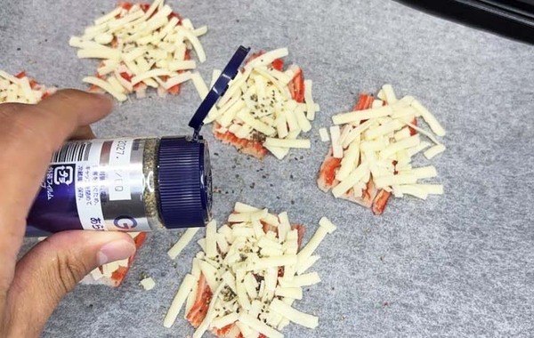 潰して焼くだけ！　カニカマの禁断おつまみの作り方【材料3つで大満足！】