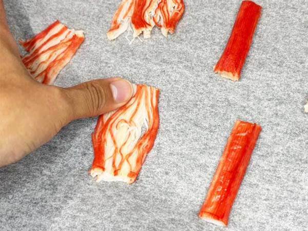 潰して焼くだけ！　カニカマの禁断おつまみの作り方【材料3つで大満足！】