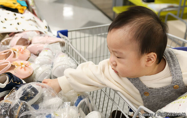 弁護士が解説！　親子で買い物中、子供が商品を触ってしまったら…？