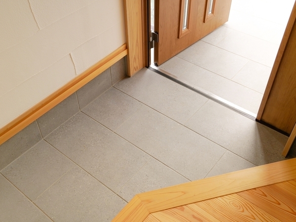 玄関に水を流してない？　注意喚起に「やってたかも」「反省した」