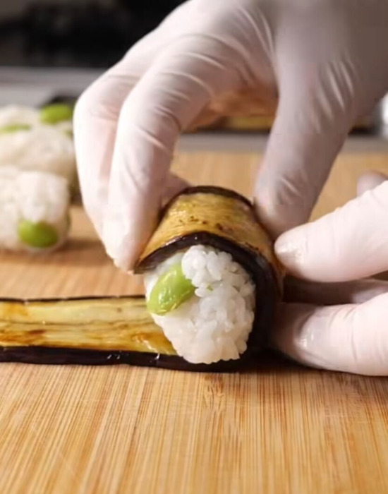 「ナスでご飯を巻くの！？」　ひんやり夏おにぎりに「最高の組み合わせ」「食欲戻る」