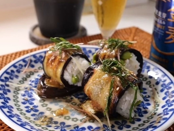 「ナスでご飯を巻くの！？」　ひんやり夏おにぎりに「最高の組み合わせ」「食欲戻る」