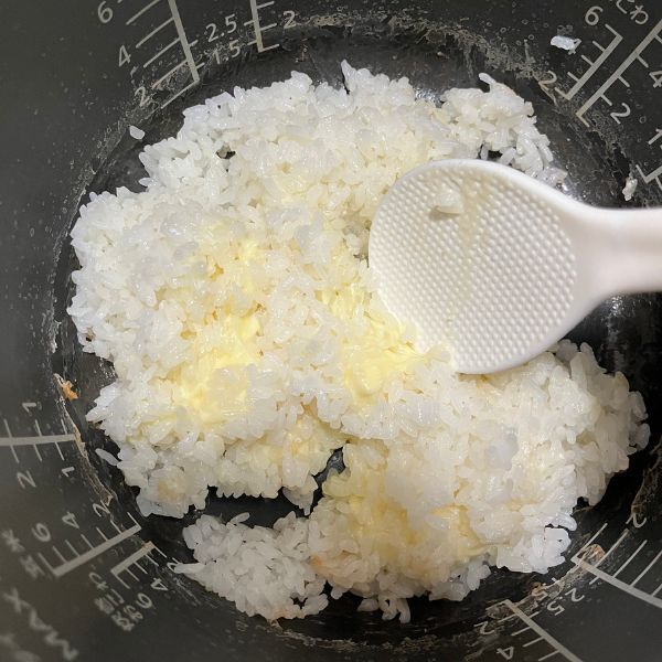 炊飯器に『6Pチーズ』を入れて炊くと？　「めっちゃおいしい！」