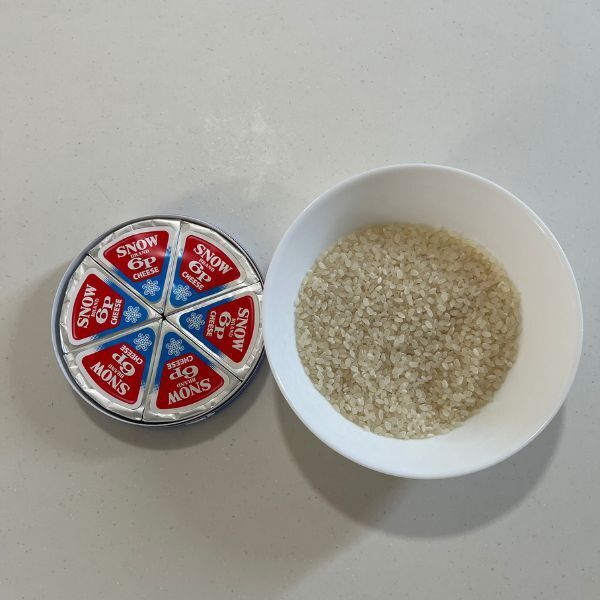 炊飯器に『6Pチーズ』を入れて炊くと？　「めっちゃおいしい！」