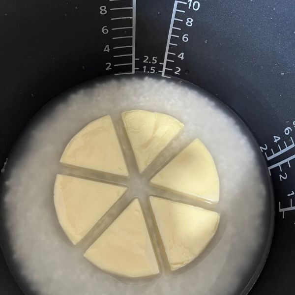 炊飯器に『6Pチーズ』を入れて炊くと？　「めっちゃおいしい！」