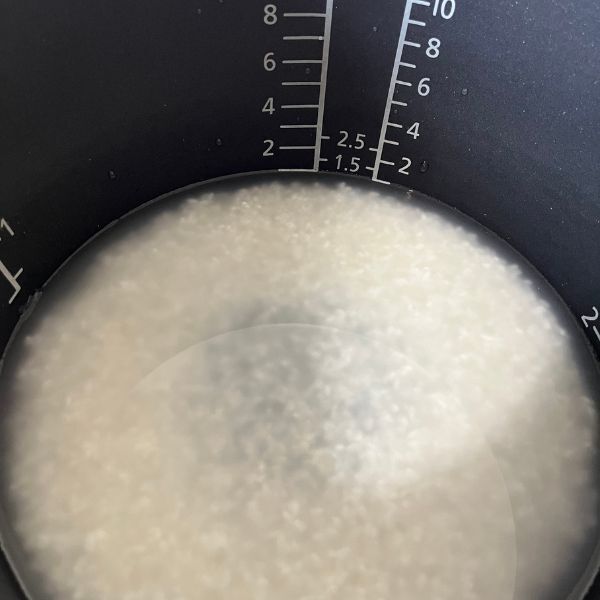 炊飯器に『6Pチーズ』を入れて炊くと？　「めっちゃおいしい！」