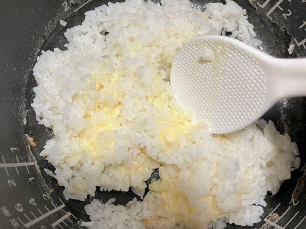 炊飯器に『6Pチーズ』を入れて炊くと？　「めっちゃおいしい！」