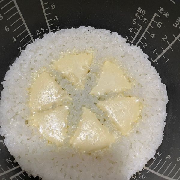 炊飯器に『6Pチーズ』を入れて炊くと？　「めっちゃおいしい！」