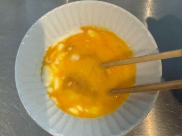 スクランブルエッグがふわとろに！　意外な隠し味に「まじか」「知らなかった」