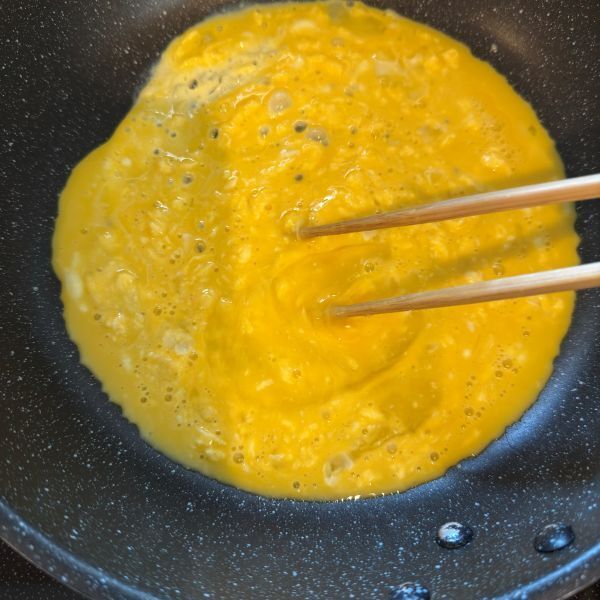 スクランブルエッグがふわとろに！　意外な隠し味に「まじか」「知らなかった」