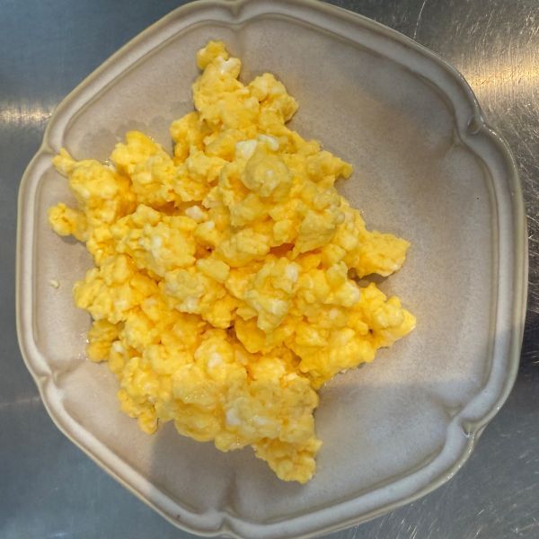 スクランブルエッグがふわとろに！　意外な隠し味に「まじか」「知らなかった」