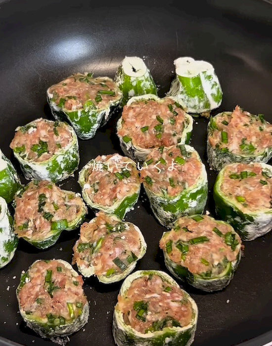 ピーマンに肉だねを詰めると？　仕上がりに「映える！」「子供もパクパク」