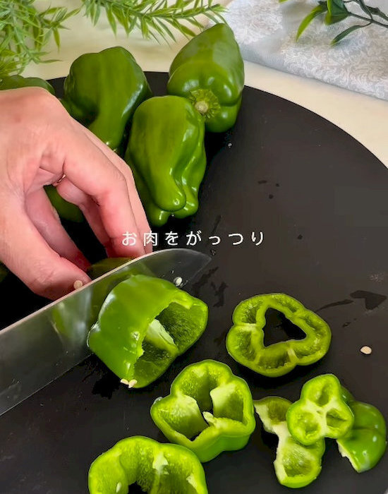ピーマンに肉だねを詰めると？　仕上がりに「映える！」「子供もパクパク」