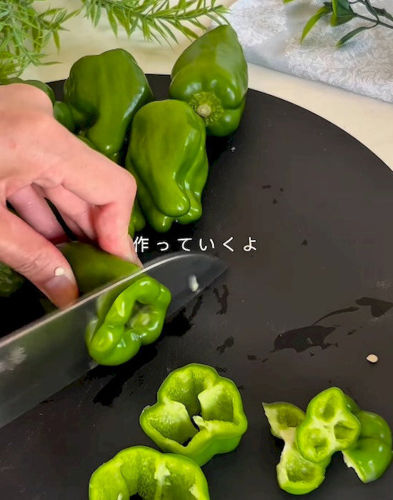 ピーマンに肉だねを詰めると？　仕上がりに「映える！」「子供もパクパク」