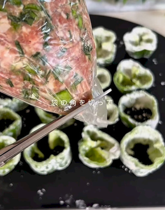 ピーマンに肉だねを詰めると？　仕上がりに「映える！」「子供もパクパク」