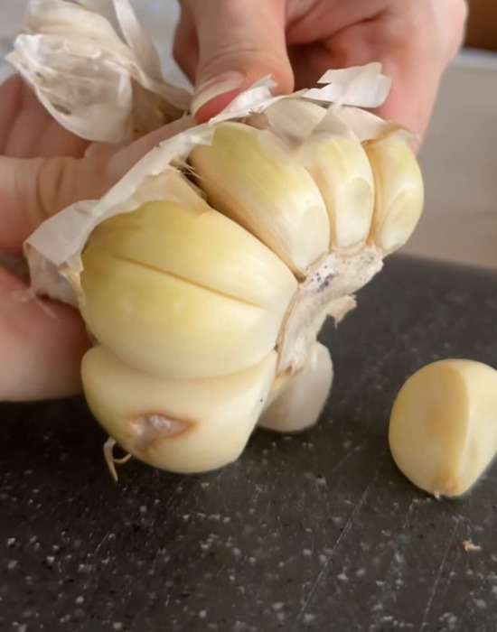 水に浸けるだけでニンニクの薄皮が？　意外な方法に「知らなかった」「便利すぎ」