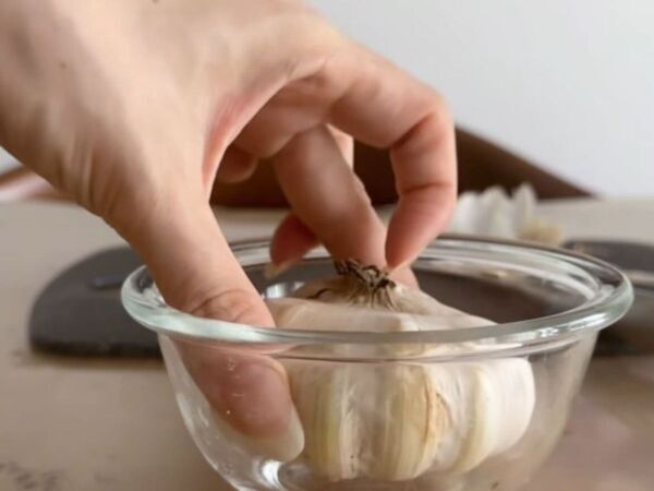 水に浸けるだけでニンニクの薄皮が？　意外な方法に「知らなかった」「便利すぎ」