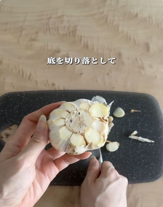 水に浸けるだけでニンニクの薄皮が？　意外な方法に「知らなかった」「便利すぎ」