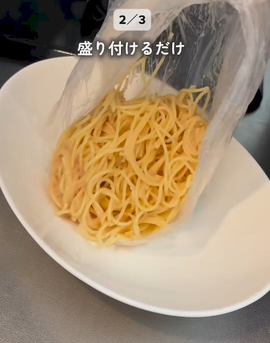 火を使わずに袋麺が完成　裏技に「暑い夏の救世主」「洗い物ゼロ近い」