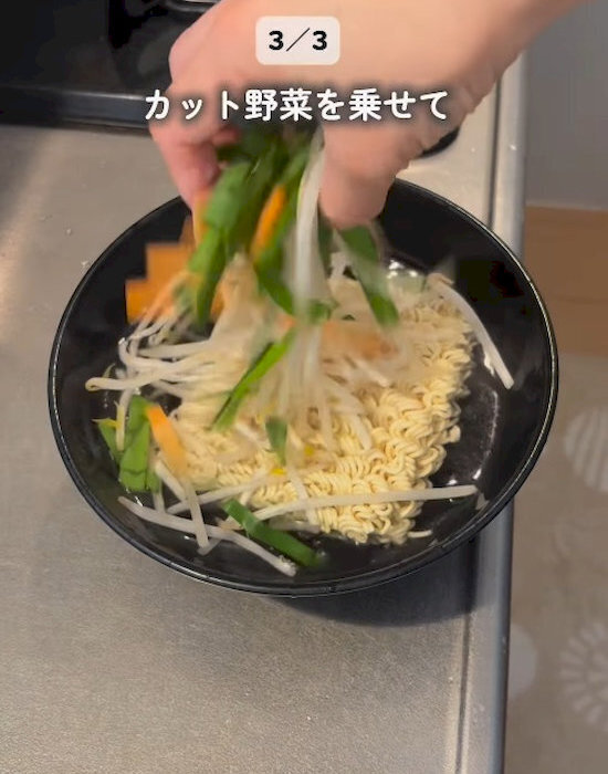 火を使わずに袋麺が完成　裏技に「暑い夏の救世主」「洗い物ゼロ近い」
