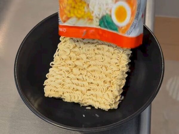 火を使わずに袋麺が完成　裏技に「暑い夏の救世主」「洗い物ゼロ近い」