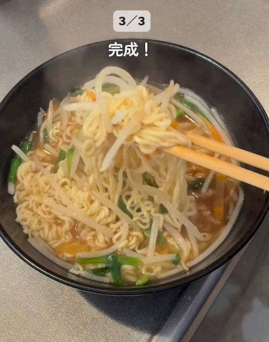 火を使わずに袋麺が完成　裏技に「暑い夏の救世主」「洗い物ゼロ近い」