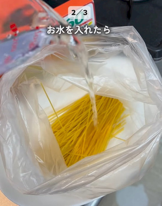 火を使わずに袋麺が完成　裏技に「暑い夏の救世主」「洗い物ゼロ近い」