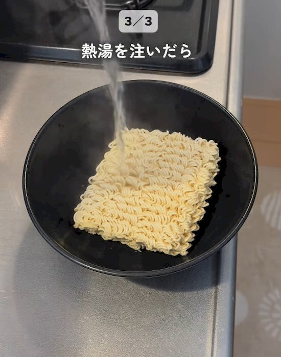 火を使わずに袋麺が完成　裏技に「暑い夏の救世主」「洗い物ゼロ近い」