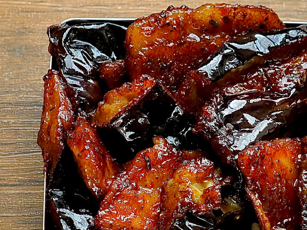 ギトギトなビジュアルのおかず　『ご飯』のスペースには？「パンチがすげぇ…」