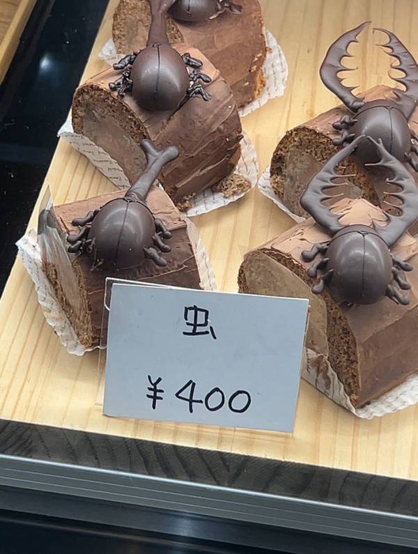 カブトムシとクワガタがのったケーキ　直球すぎる『商品名』に「笑った」「なんだか潔い」
