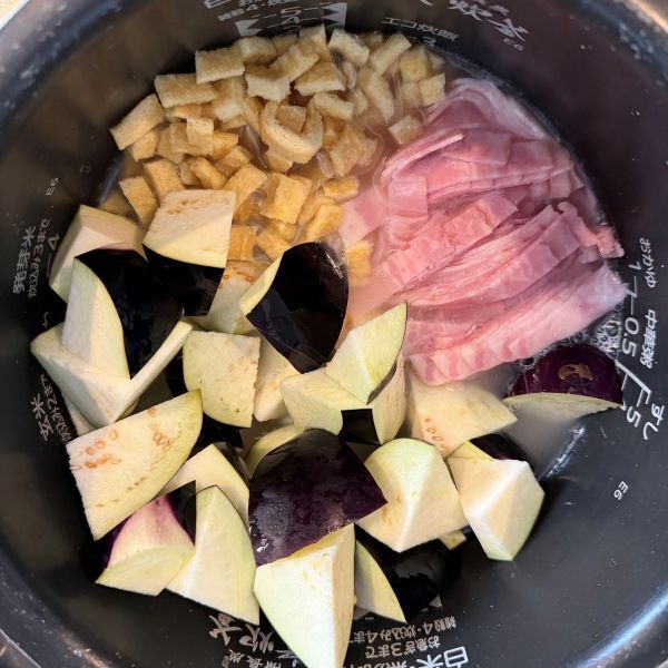 ナスを炊飯器に入れて炊くだけ？　仕上がりに「ふわとろ最高」「リピート確定」