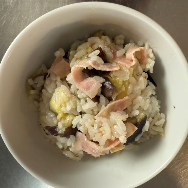 ナスを炊飯器に入れて炊くだけ？　仕上がりに「ふわとろ最高」「リピート確定」