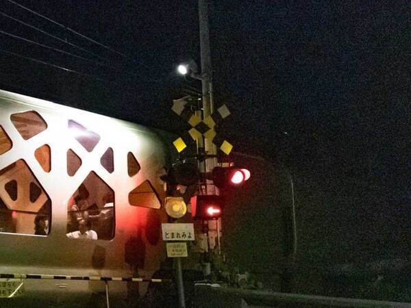 夜の踏切、現れた列車の見た目が…？　「なんだこれ」「現実世界じゃないみたい」