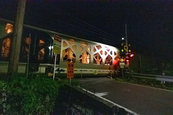 夜の踏切、現れた列車の見た目が…？　「なんだこれ」「現実世界じゃないみたい」