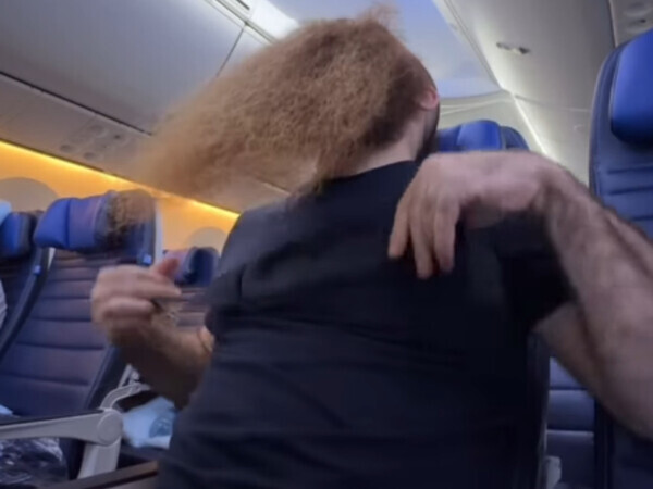 飛行機で眠る男性　まさかの準備に「本気なの？」「最高だ！」