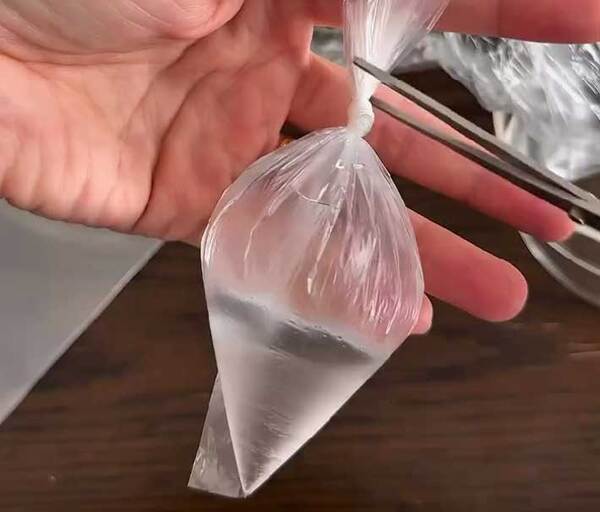 袋に入っていたのは？　『冷却パック』の作り方に「自由研究にする」「すごい！」