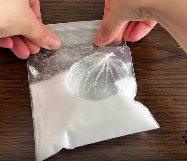 袋に入っていたのは？　『冷却パック』の作り方に「自由研究にする」「すごい！」