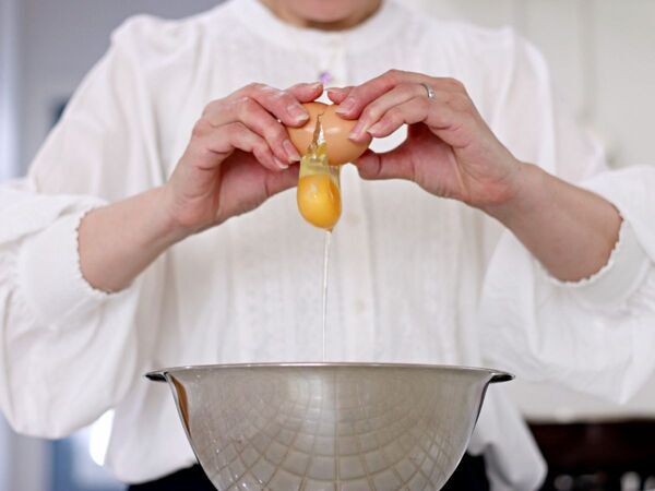 「ずっと苦戦してた」　卵の殻が指1本で取れる裏技に「神テク」「試したい」【4選】