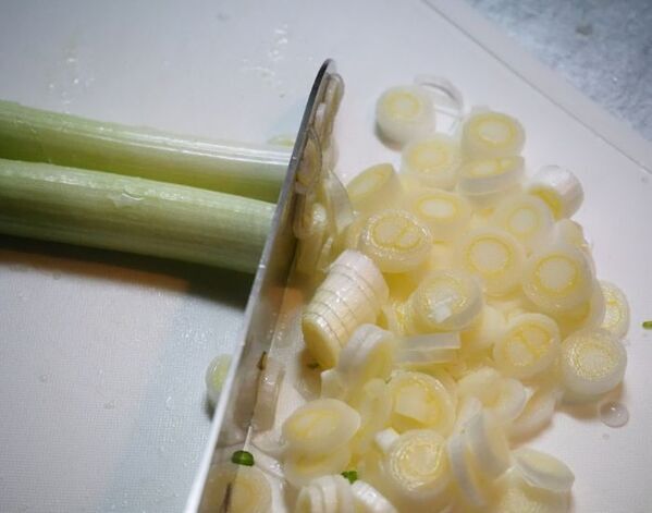 長ネギを小口切りする前に1本線を？　仕上がりに「ストレス消えた」「最高」【4選】