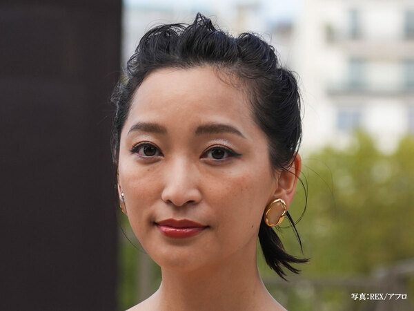 こんなコラボ誰が予想できる！？　杏、エッフェル塔前でまさかのネタ披露