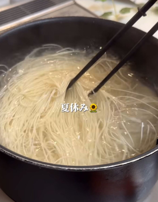 そうめんが激変！　麻婆豆腐の素で作る冷たいつけだれに「おいしすぎ」「またやる」