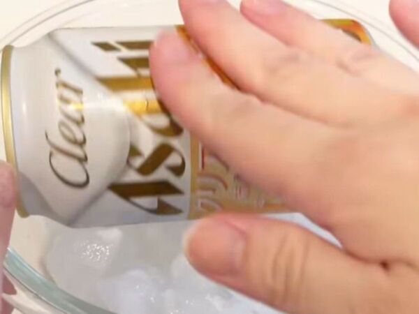 キャンプや家飲みに大活躍！　缶ドリンクを1分で冷やす裏技に「便利すぎ」「覚えとく」