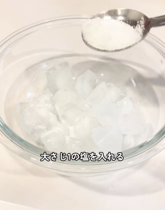 キャンプや家飲みに大活躍！　缶ドリンクを1分で冷やす裏技に「便利すぎ」「覚えとく」