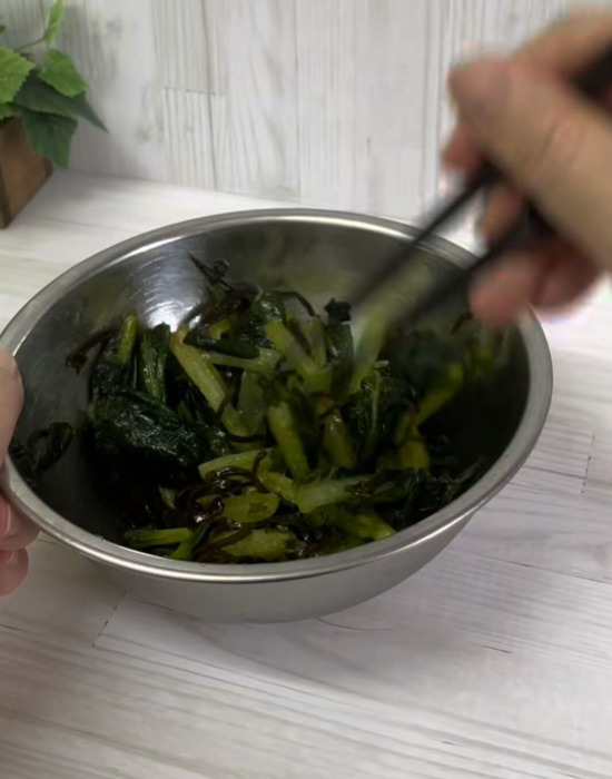 小松菜を切って冷凍するだけ？　ゆでないおひたしに「便利」「毎日食べたい」